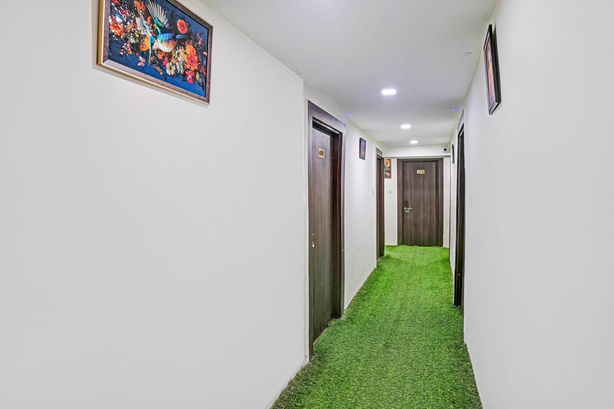 Super Hotel O Navrangpura Cg Road Formerly Hotel Yugraj Ahmedabad Eksteriør billede