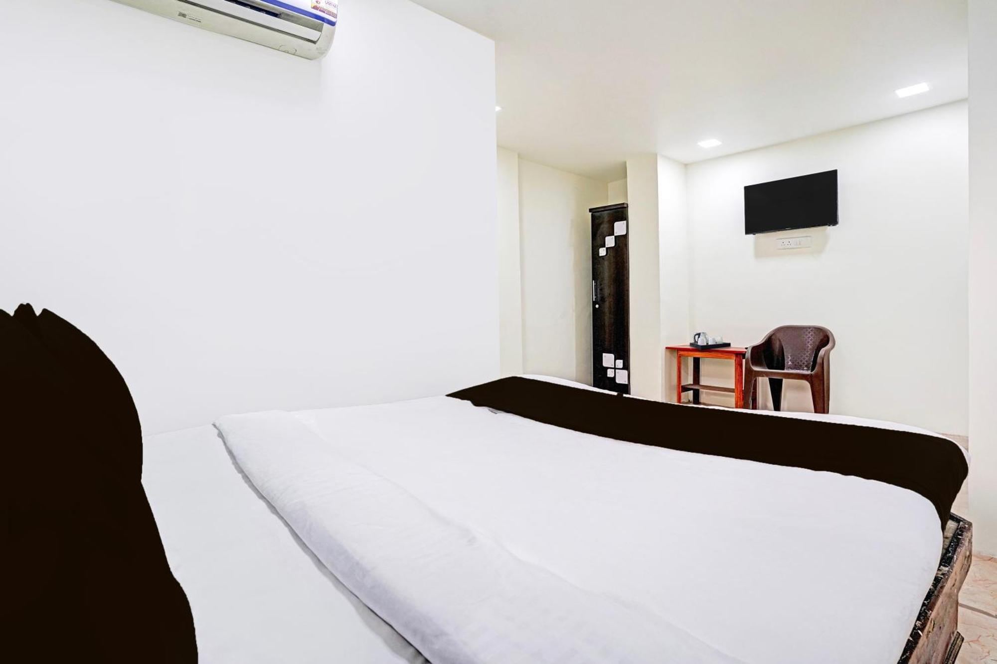 Super Hotel O Navrangpura Cg Road Formerly Hotel Yugraj Ahmedabad Eksteriør billede