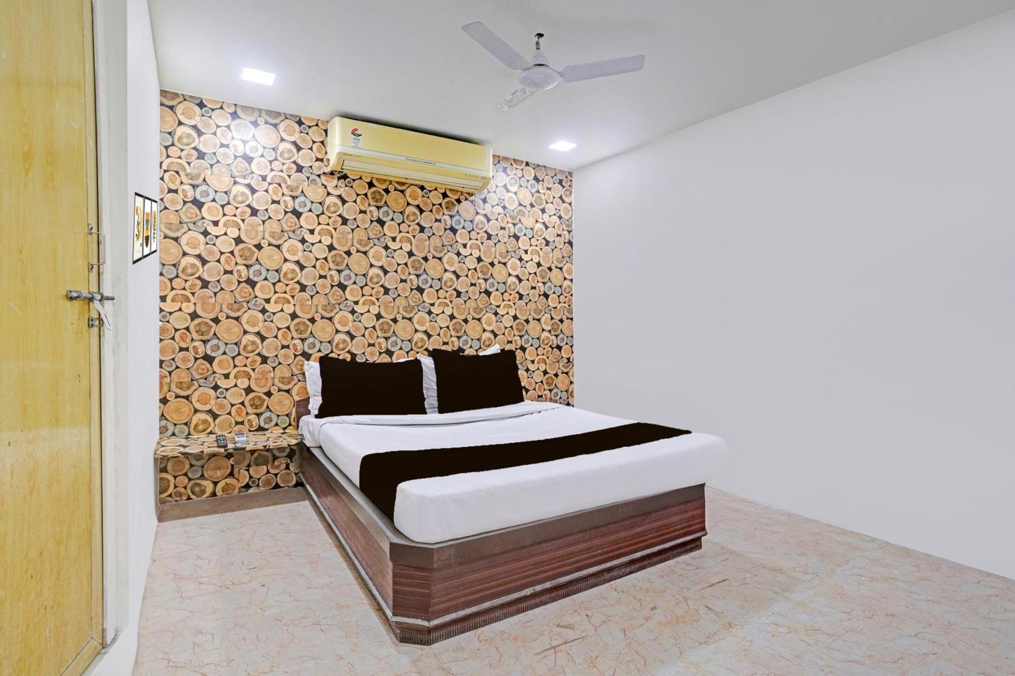 Super Hotel O Navrangpura Cg Road Formerly Hotel Yugraj Ahmedabad Eksteriør billede