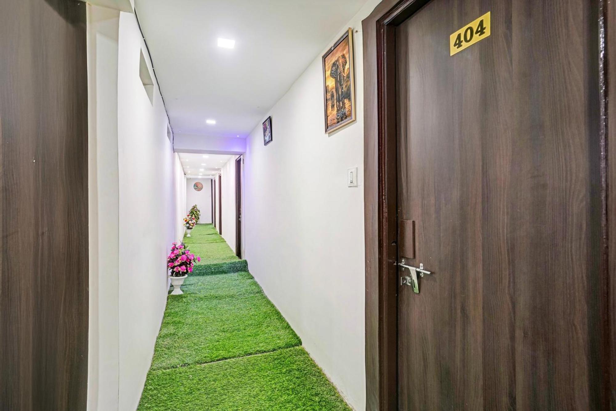 Super Hotel O Navrangpura Cg Road Formerly Hotel Yugraj Ahmedabad Eksteriør billede