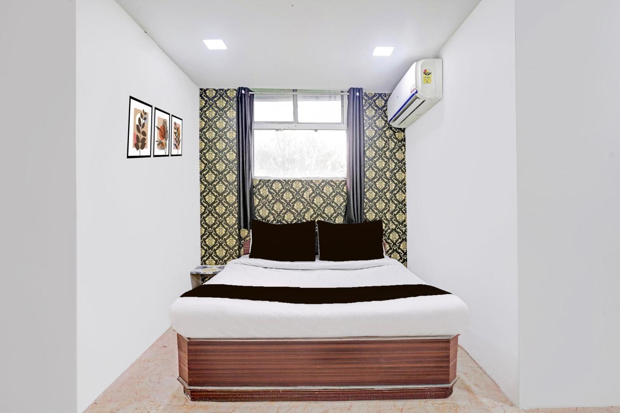 Super Hotel O Navrangpura Cg Road Formerly Hotel Yugraj Ahmedabad Eksteriør billede