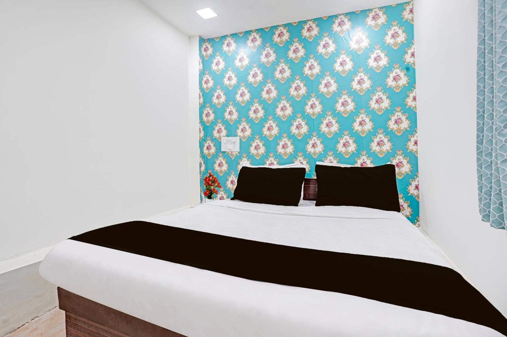 Super Hotel O Navrangpura Cg Road Formerly Hotel Yugraj Ahmedabad Eksteriør billede