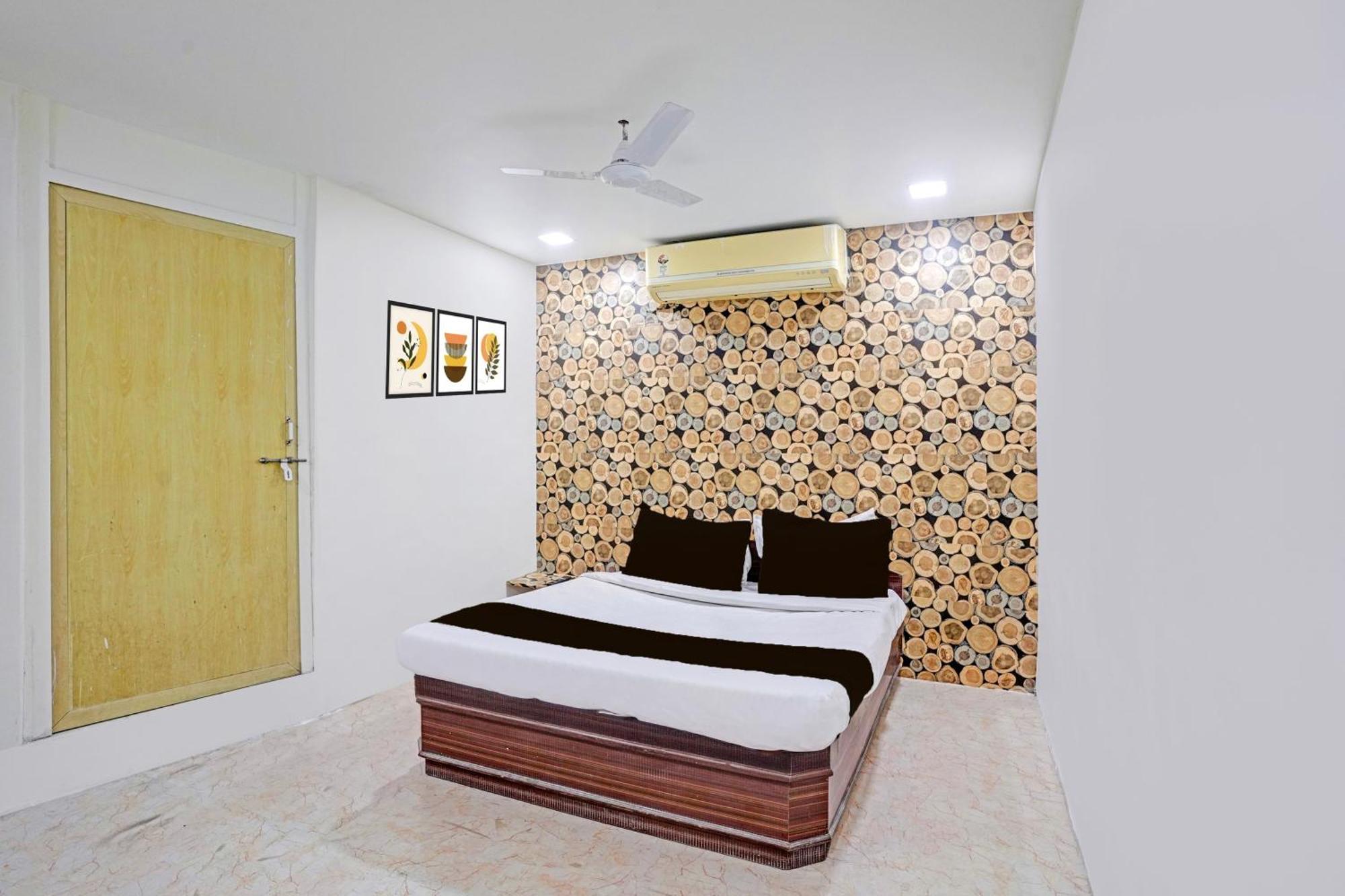 Super Hotel O Navrangpura Cg Road Formerly Hotel Yugraj Ahmedabad Eksteriør billede