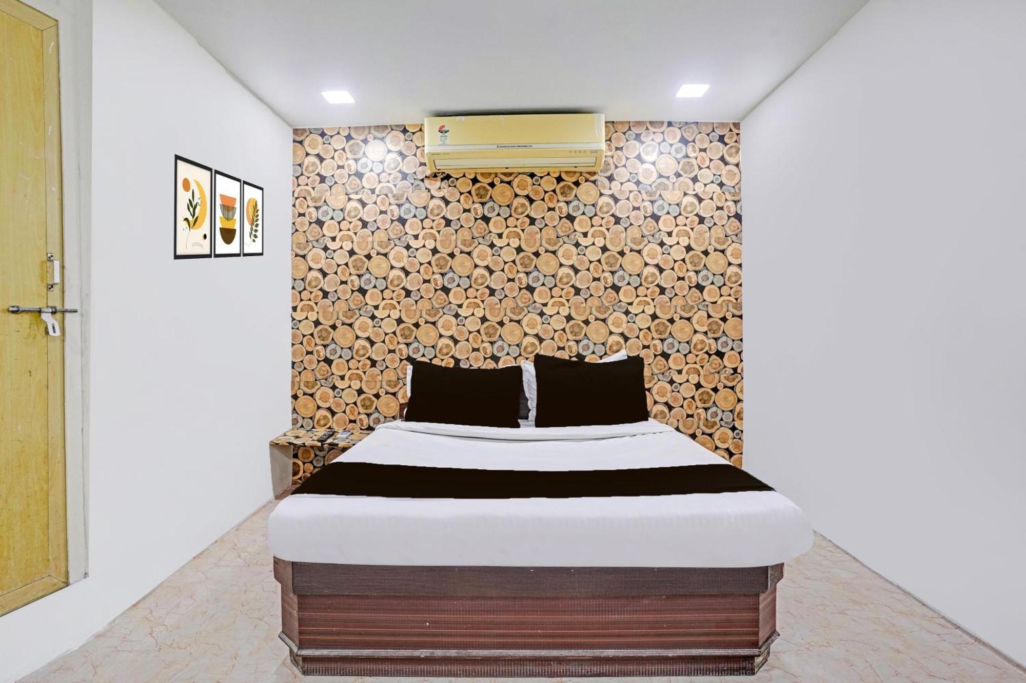 Super Hotel O Navrangpura Cg Road Formerly Hotel Yugraj Ahmedabad Eksteriør billede
